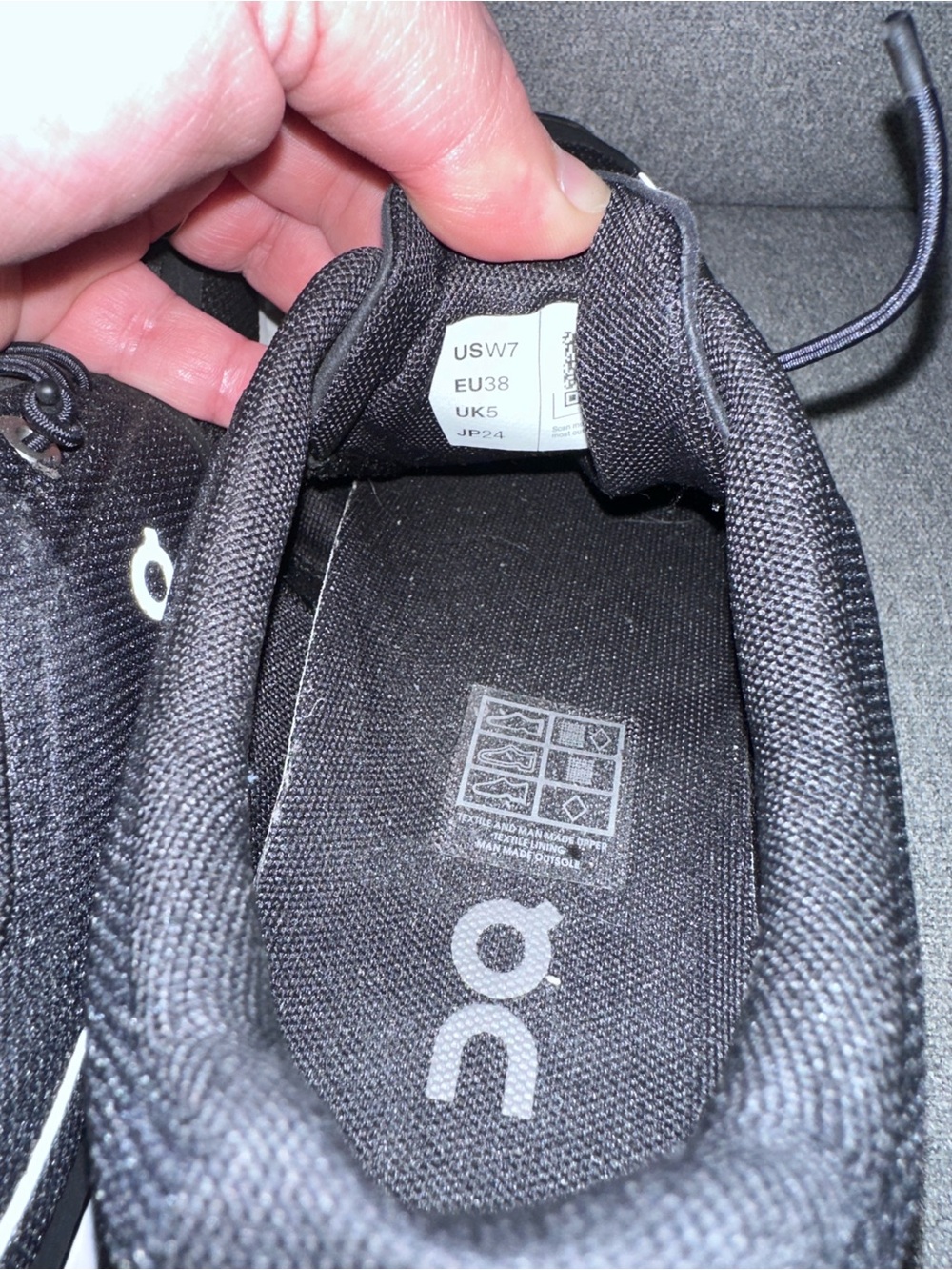 On Running Cloud Women’s Size 7 Black White Swiss Engineering Running Shoes - Picture 5 of 6